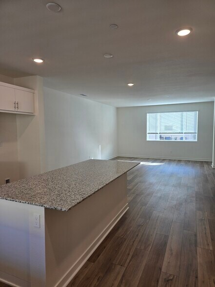 Building Photo - 5350 Seacliff Pl