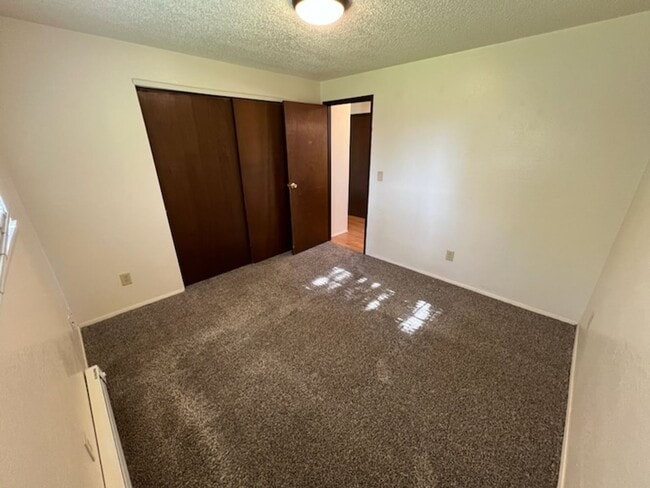 Building Photo - Spacious 2 bed, 1 bath duplex with air con...