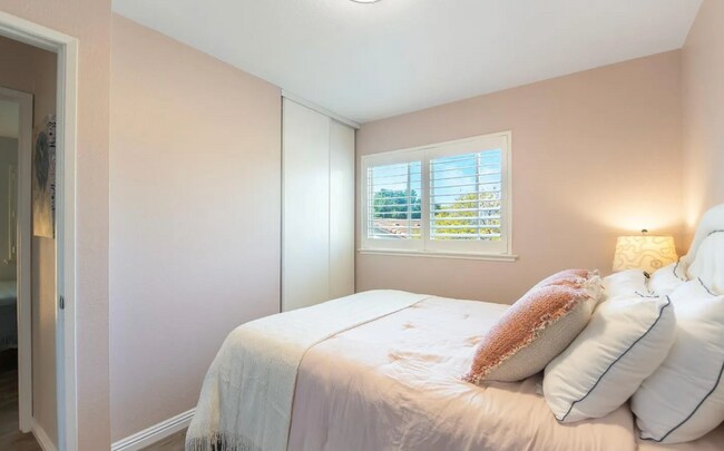 Building Photo - 1173 Capri Dr