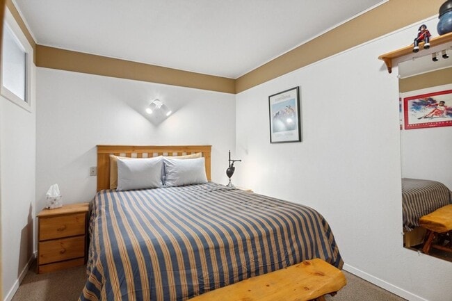 Building Photo - 1 bedroom, 1 bath condo on Whitefish Lake