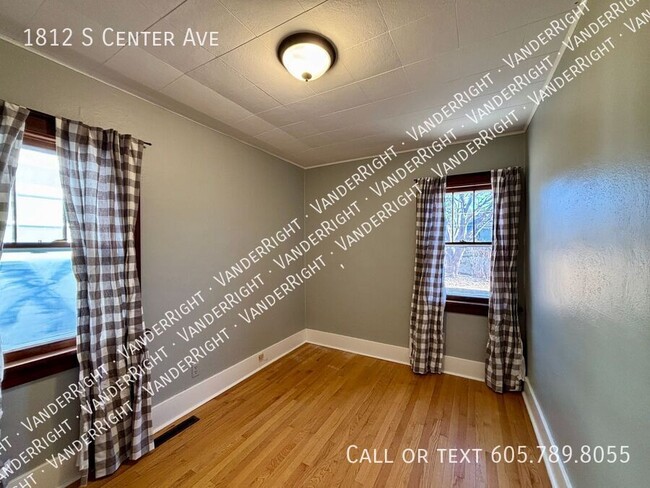 Building Photo - 1812 S Center Ave