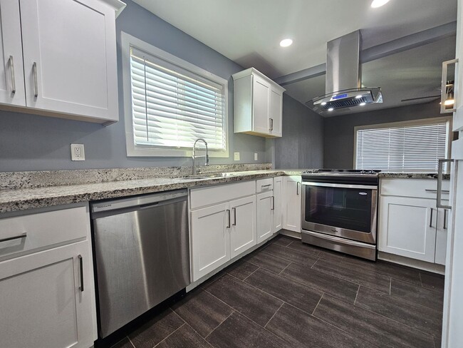 Building Photo - Charming Home 3 bedrooms 1 bath Large Yard.