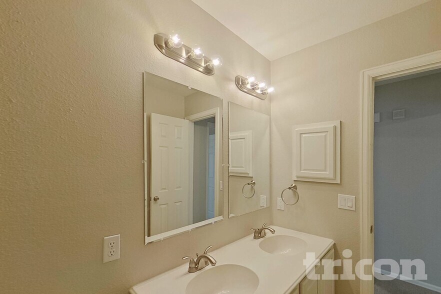 Building Photo - 2811 S Serrano