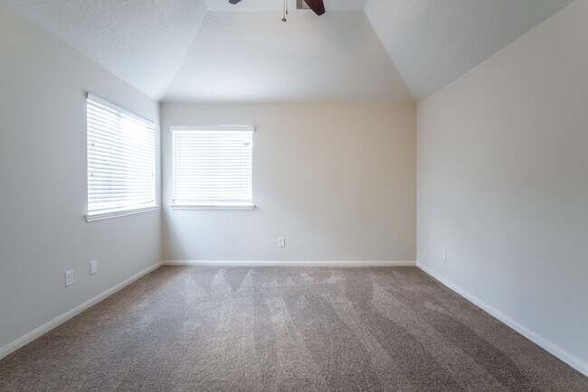 Building Photo - 6702 Albion Cresent Dr