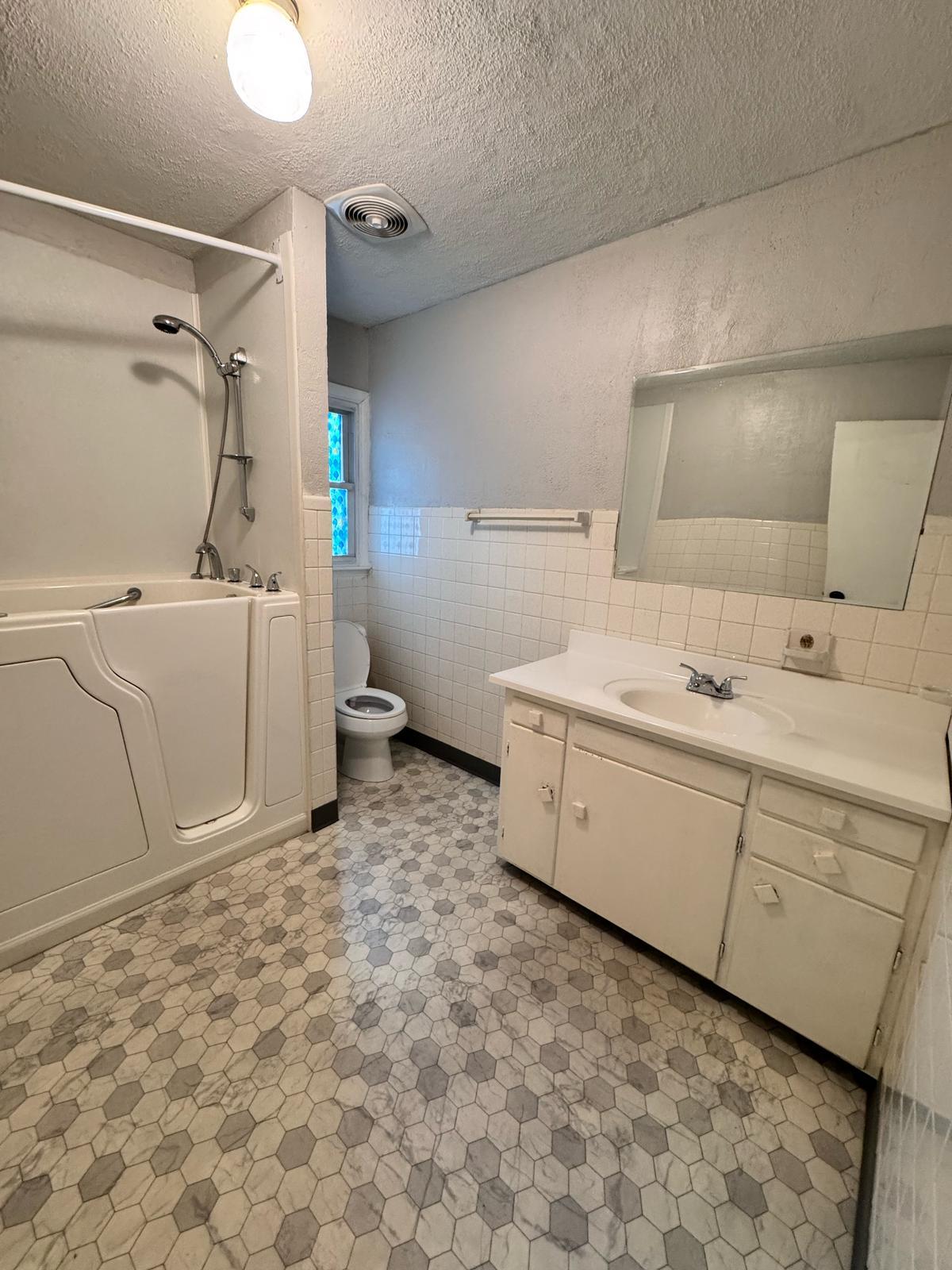 Building Photo - 2805 NE 56th Ter
