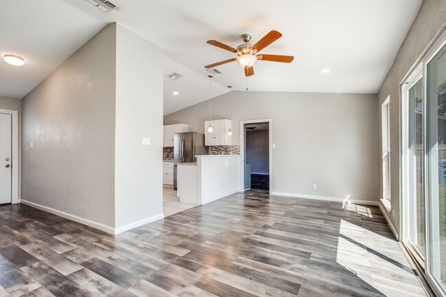 Building Photo - 2610 Lake Briar