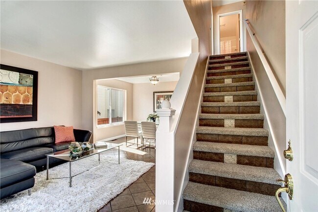 Building Photo - Modern Updated Detail and Designed 3bd 2.5bath Everett Home!