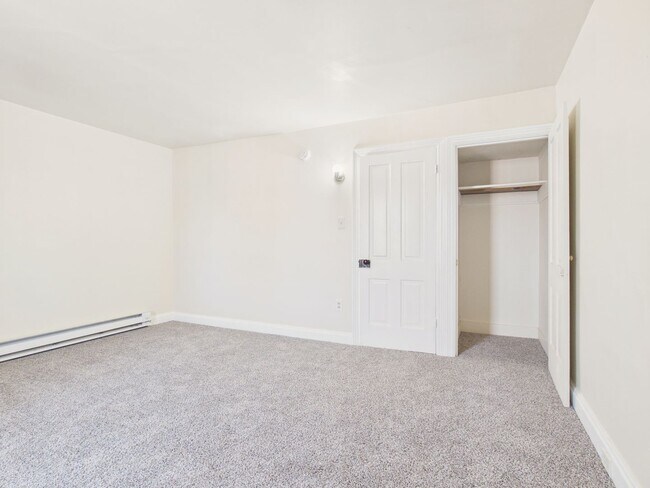 Building Photo - Large 4 Bedroom Single Family on Reily St.