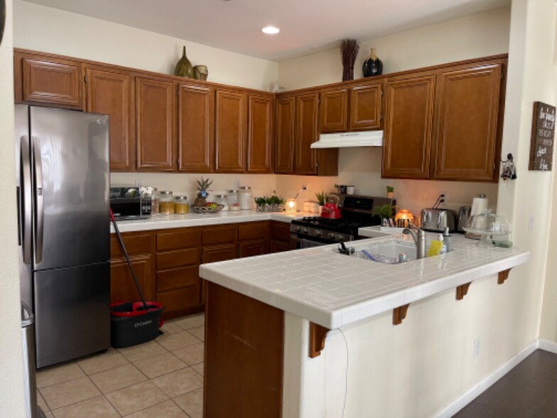 Building Photo - 6373 Avenida De Las Vistas