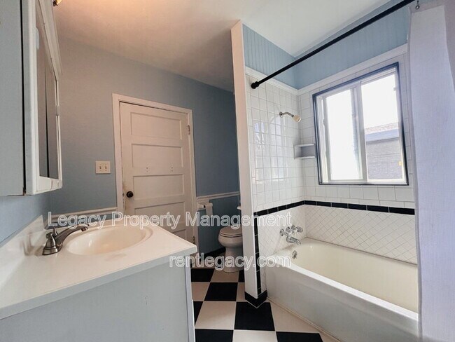 Building Photo - 653 Alhambra St