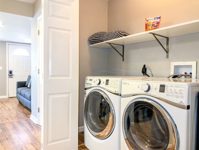 Building Photo - 5218 Beach Dr