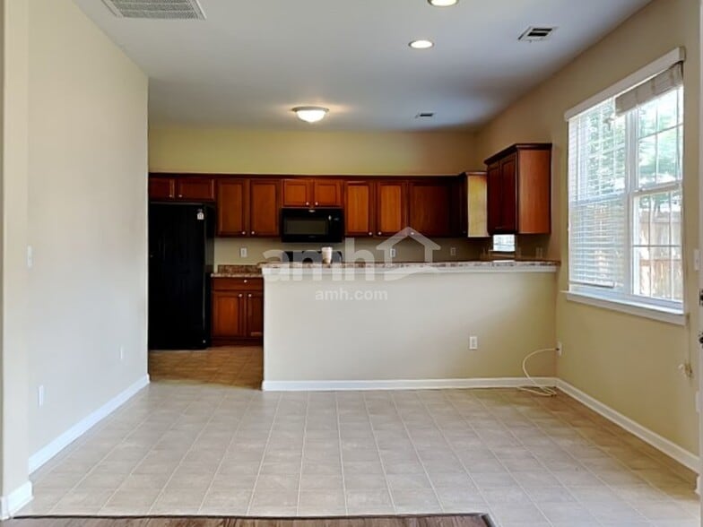 Building Photo - 6 Roberts Hill Dr