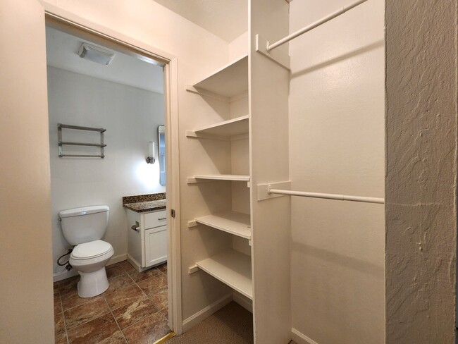 Building Photo - 1 Bedroom 1 Bath Remodeled Condo Available...