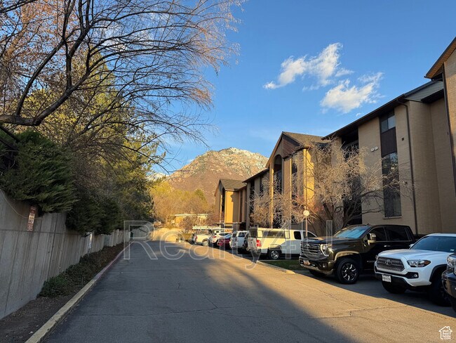 Building Photo - 2244 N Canyon Rd