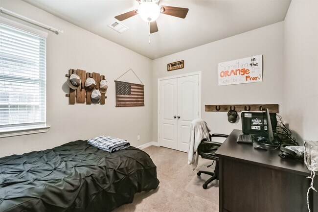 Building Photo - 123 Buttonwood Ct