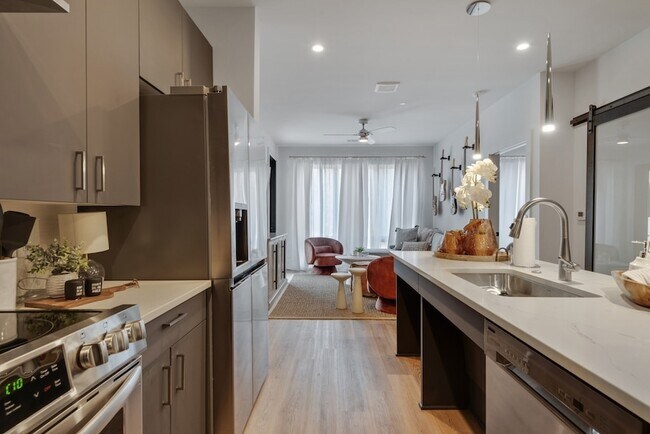 Building Photo - 303 31st Ave N