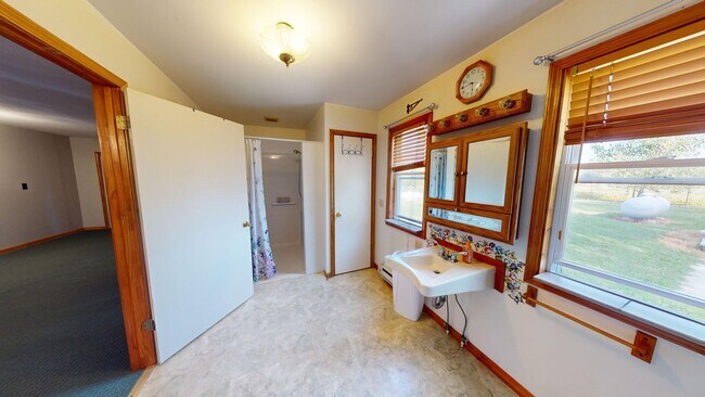 Building Photo - Country living in South Central! 3 bed/3 baths and large garage