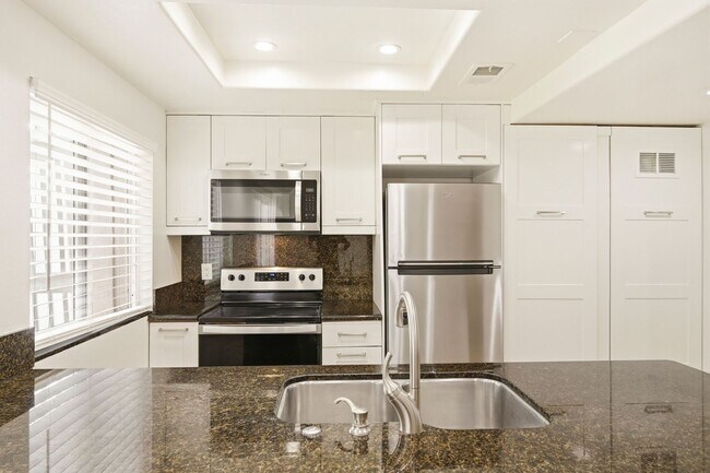 Building Photo - Remodeled 3bd/2.5bath steps from beaches, Racetrack, and Cedros Design district