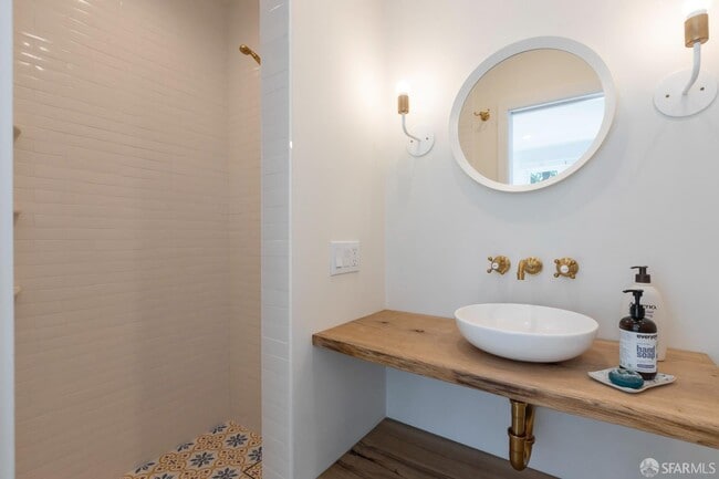 Building Photo - 449 Gates St