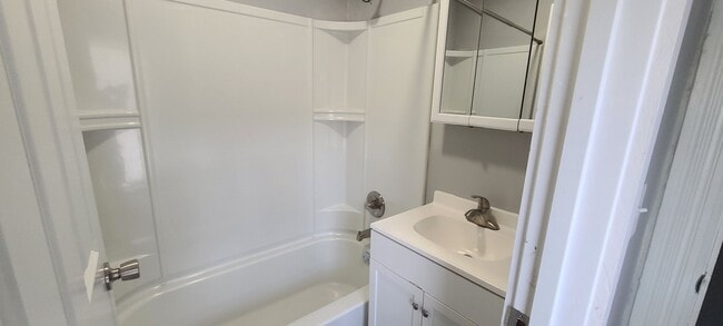 Building Photo - Charming 3BR/2Bath in Moline