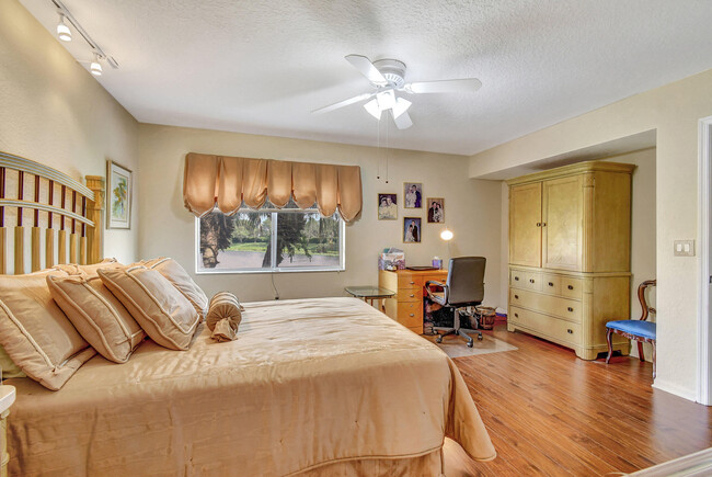 Building Photo - 5842 Crystal Shores Dr