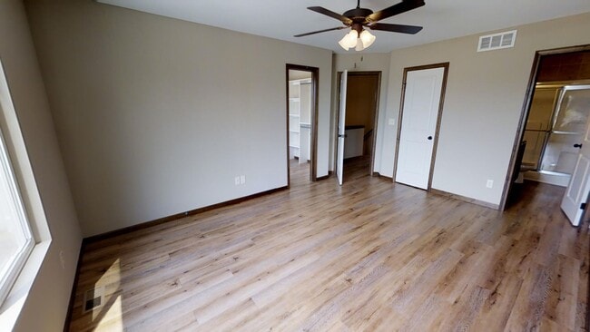 Building Photo - Luxury Townhome