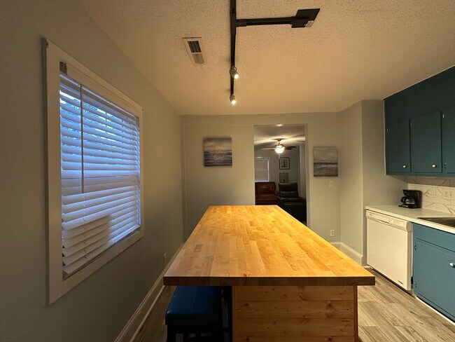 Building Photo - Updated 2 Bed 1 Bath Duplex