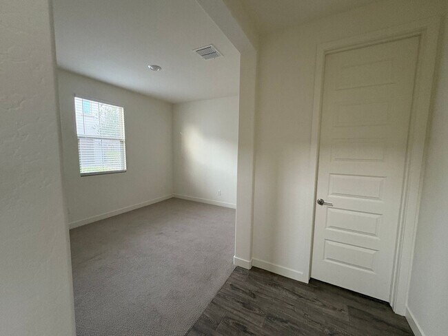 Building Photo - Modern 3-Bedroom + Loft + Den in Gated Pho...