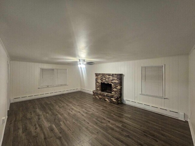 Building Photo - 616 Beverly Dr