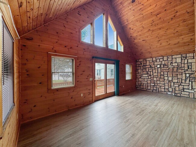 Building Photo - Cozy 2BR/1BA Single Family Home - Pet Friendly!