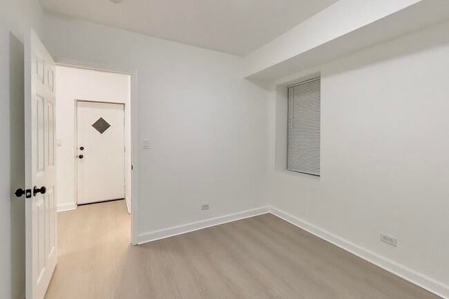 Building Photo - 1244 N Wolcott Ave