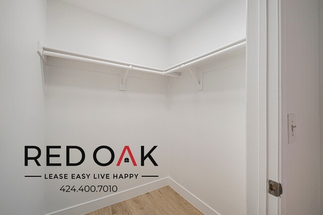 Building Photo - 4651 Cahuenga Blvd