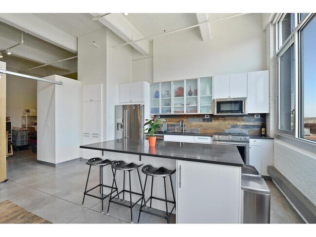 Building Photo - 700 N Washington Ave