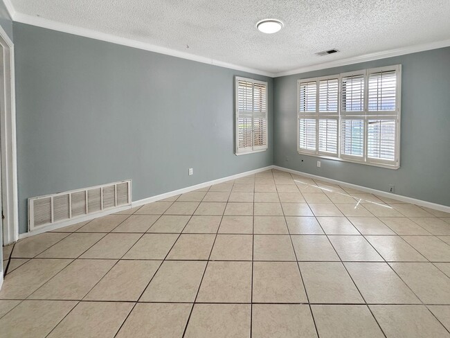 Building Photo - 2317 N Thomas Dr