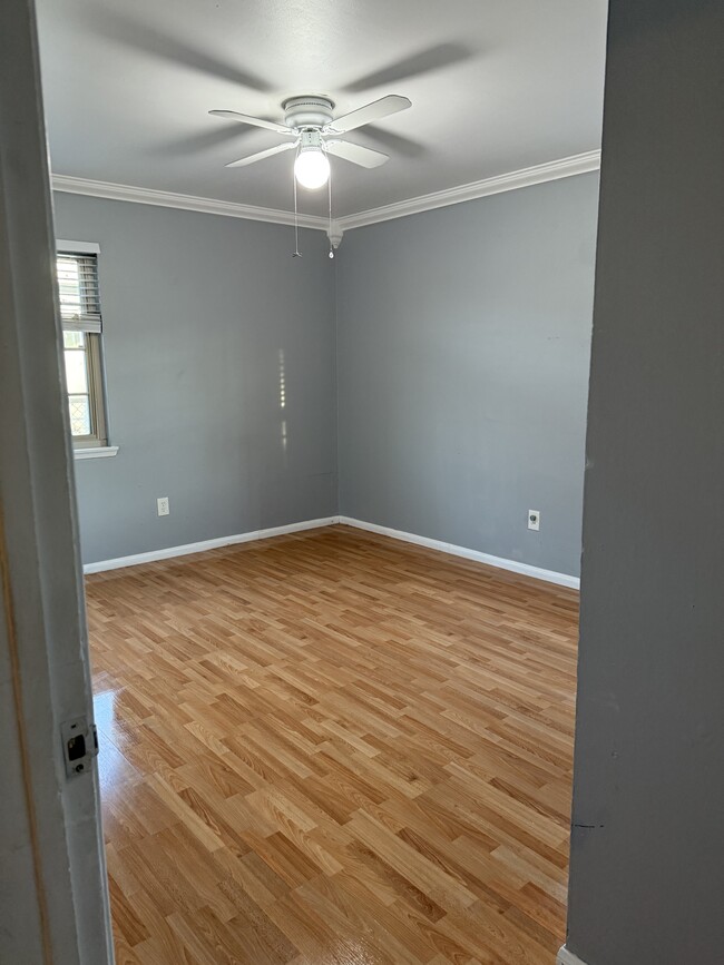 Building Photo - 558 Madrona St