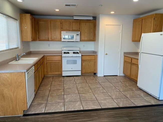 Building Photo - 3 bed,2.5 bath, 1 car garage house for rent $1800