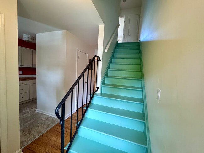 Building Photo - Beautiful renovated townhouse in a great C...