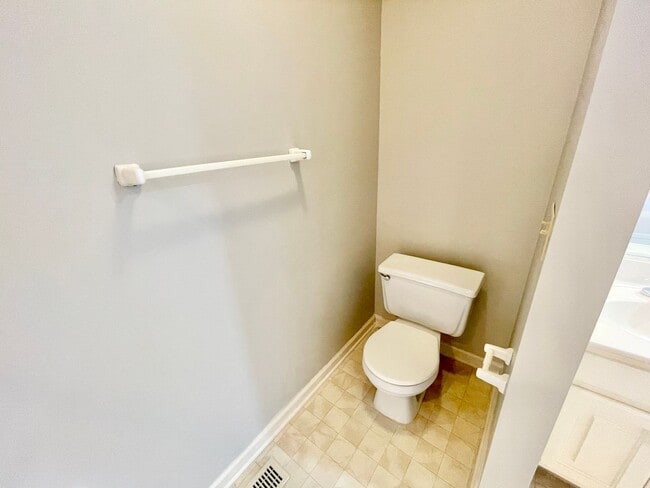 Building Photo - 3 Bed 2.5 Bath Beautiful Home Located North West Greensboro!