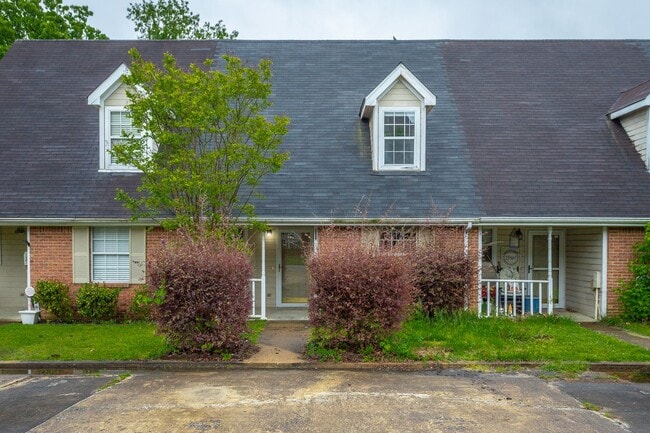 Building Photo - 2 Bedroom, 2 Bath townhome in East Brainerd!