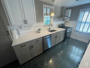 Building Photo - Updated and Spacious Single-Family Home ri...