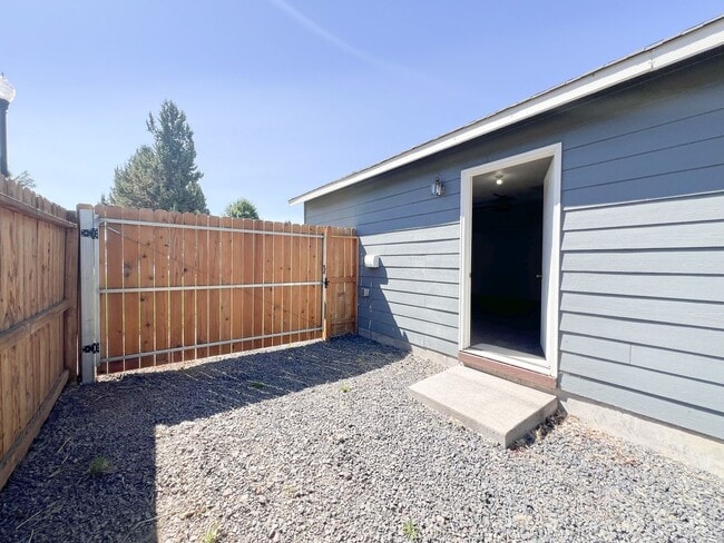 Building Photo - Three Bedroom, Two Bath House in Southview