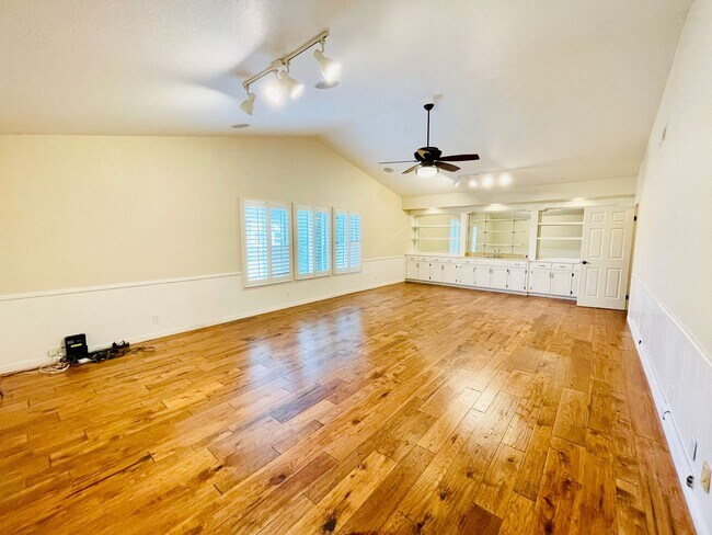 Building Photo - Beautiful 4 Bed 3 Bath + Huge Bonus Room A...