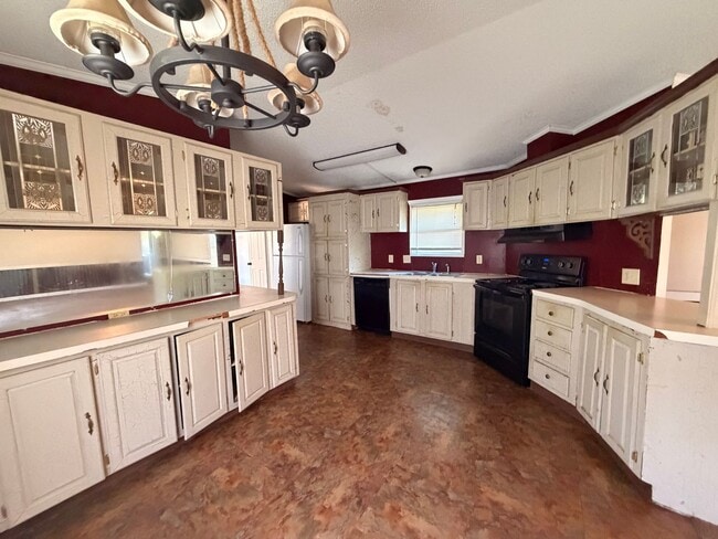 Building Photo - This 3-bedroom, 2-bathroom home on the outskirts of Russellville, AR
