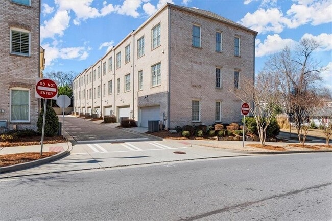 Building Photo - 160 Clover Ct