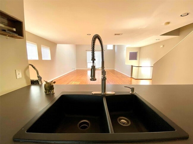 Building Photo - 823 Robin St