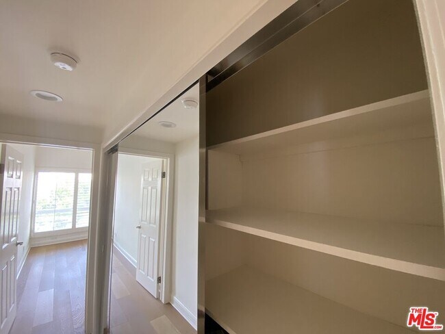 Building Photo - 125 S Elm Dr