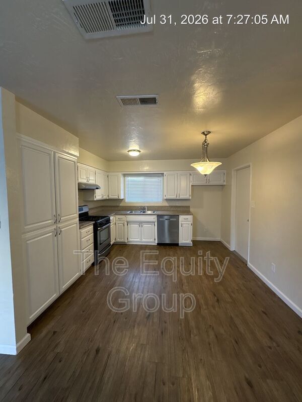 Building Photo - 547 E Tulare Ave