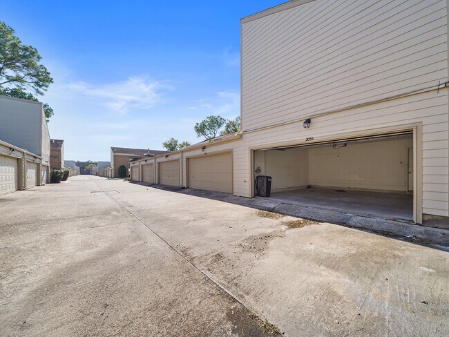 Building Photo - 2056 Augusta Dr