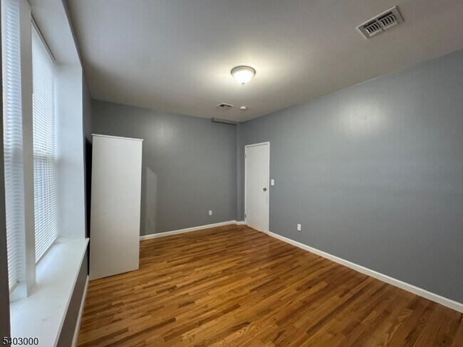 Building Photo - 610 Devon St