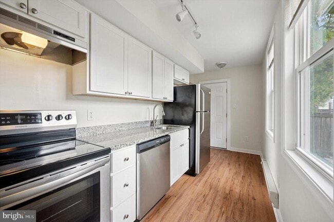 Building Photo - 237 Roxborough Ave